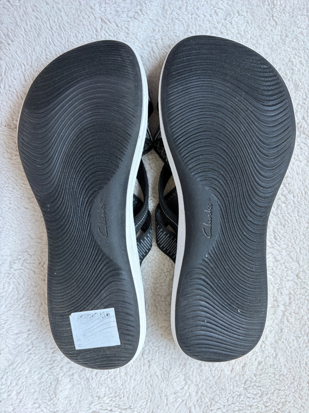 Like New Clarks Black & White Strappy Cloudsteppers Slip-On Sandals Women 8.5 - Picture 6 of 7